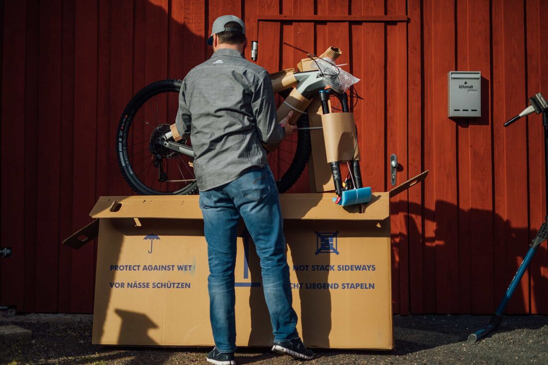 Mechaniker bei der Arbeit in der Werkstatt von Fahrrad Schmidt