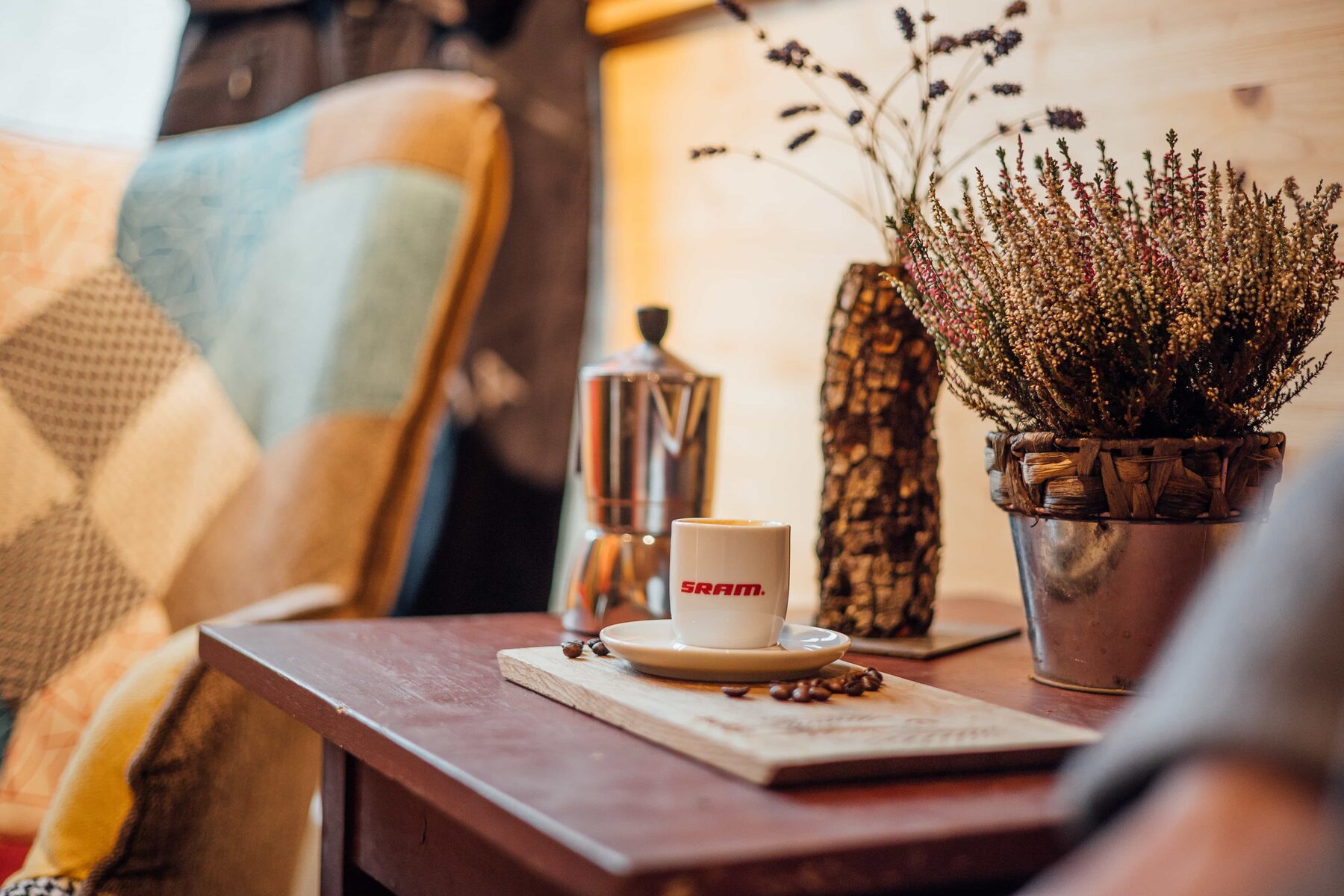 Gemütliche Kaffee-Ecke mit Mokkakanne und Espresso bei Fahrrad Schmidt in Bad Tabarz
