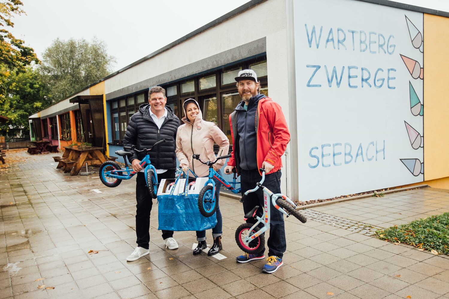 Fahrrad Schmidt übergibt CUBE-Laufräder an den Kindergarten Wartberg Zwerge in Seebach