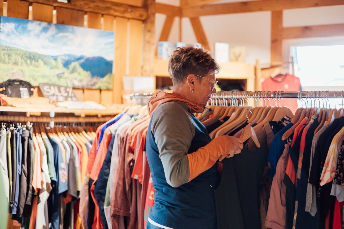 Auswahl an Maloja-Bekleidung im Laden