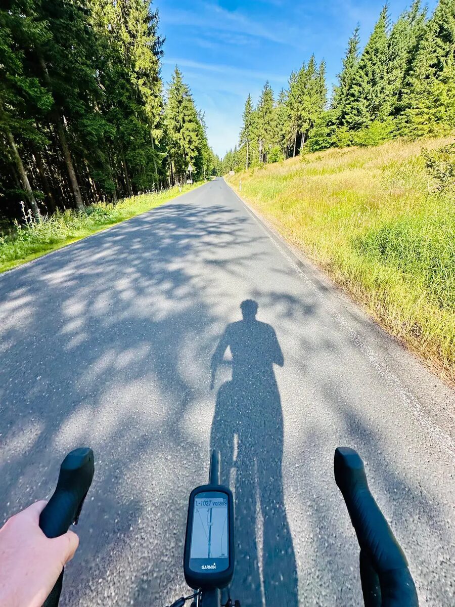 Rennrad-Blick mit Garmin auf einer Waldstraße – Komoot Drei-Landkreis-Tour im Thüringer Wald
