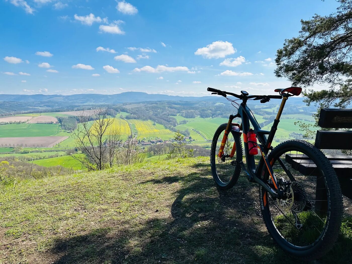 Mountainbike mit Panoramablick über den Thüringer Wald – Komoot Hörselberg-Meisenstein-Tour