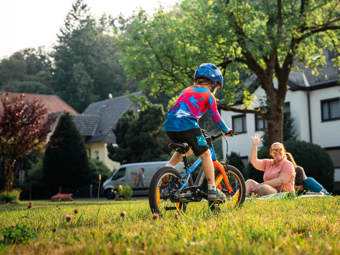 Kind auf dem ersten eigenen Mountainbike
