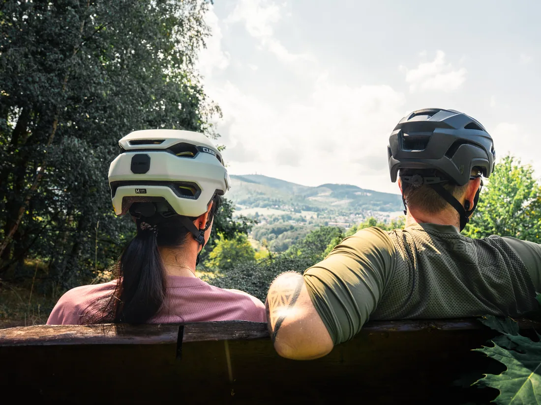 Zwei Radfahrer mit Blick über den Thüringer Wald