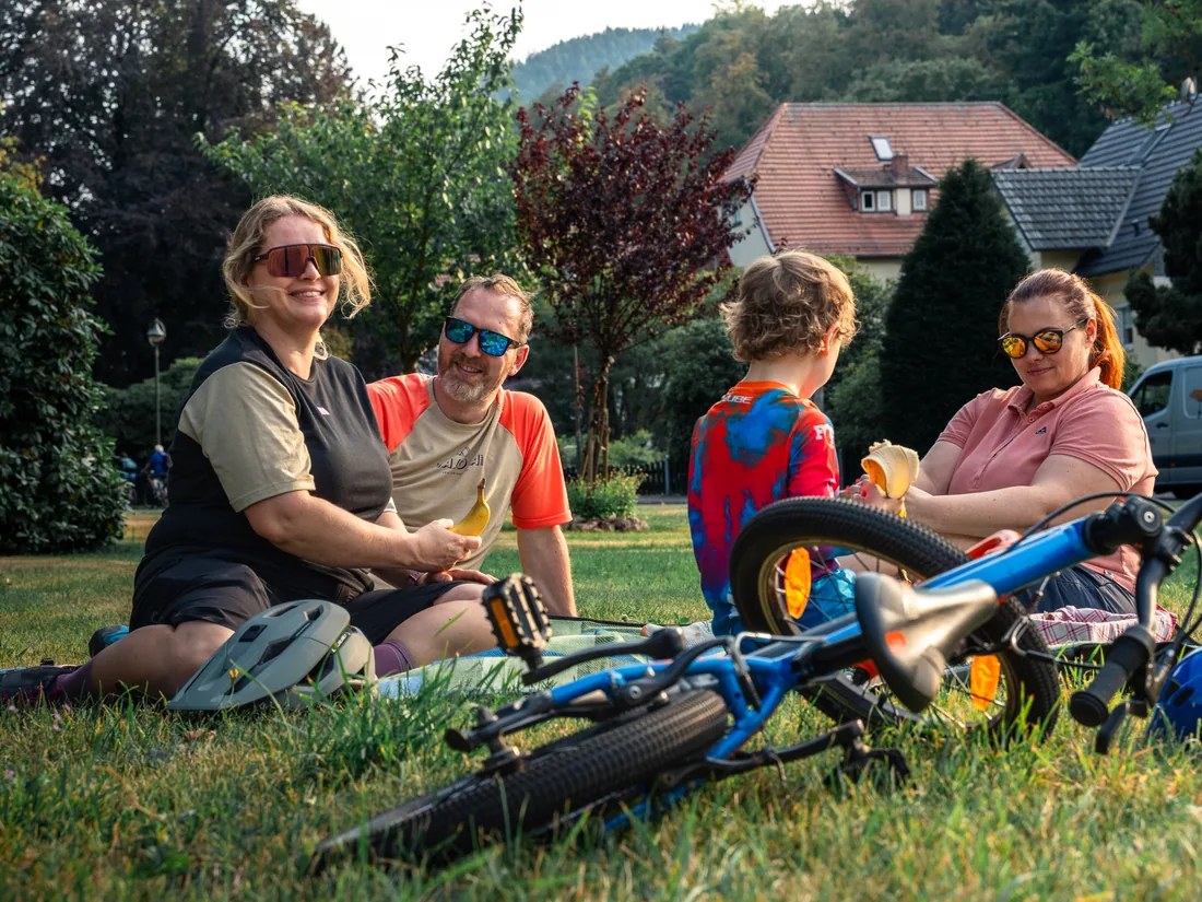 Pause auf der Wiese nach der Radtour