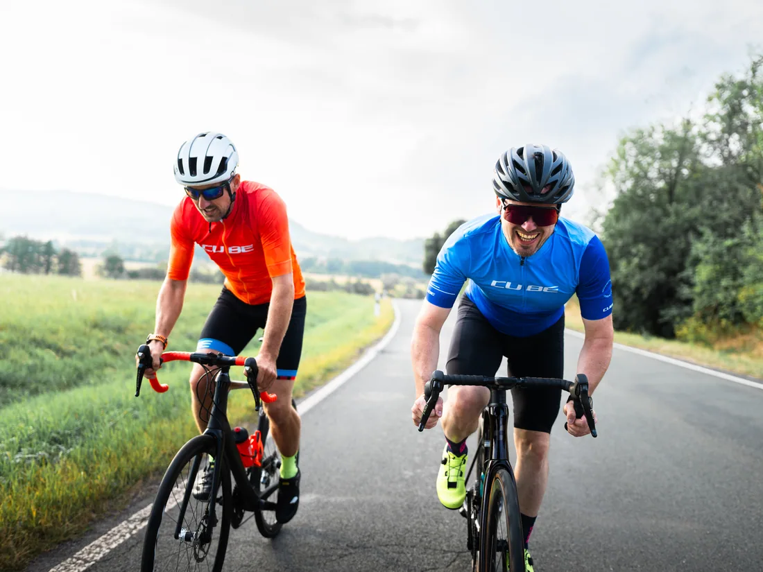 Zwei Rennradfahrer auf Tour im Thüringer Wald